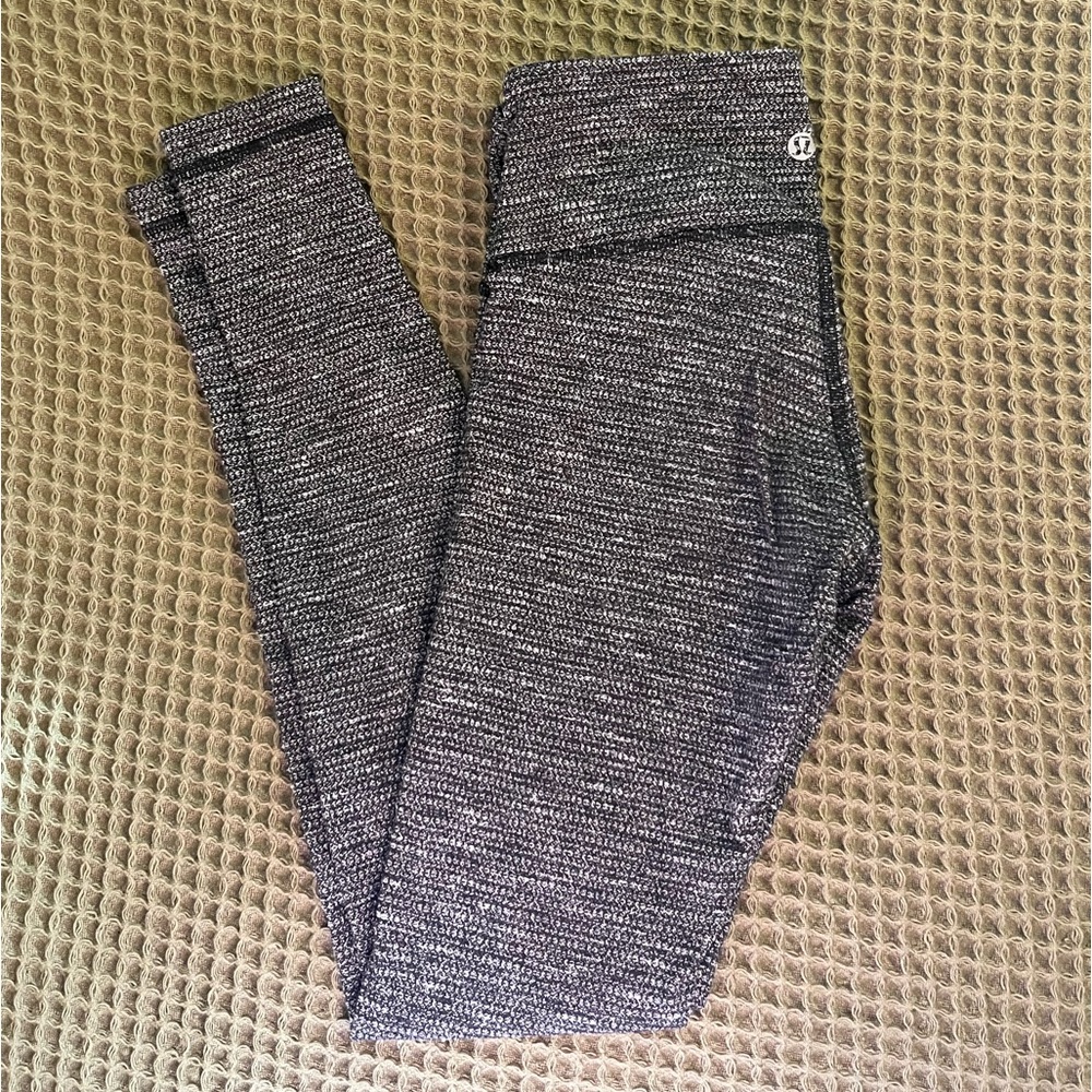 Lululemon full length leggings size 6 Mid rise